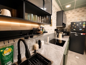Wasserkocher mit Kaffee-/Teezubehör, Kühlschrank, Mikrowelle, Herdplatte