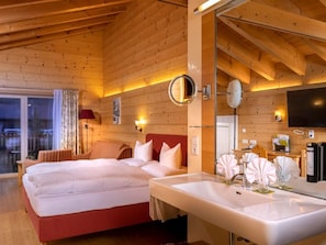 In-room safe, bed sheets - Erika Double Room HP_MS - Hotel Walserberg (Warth)