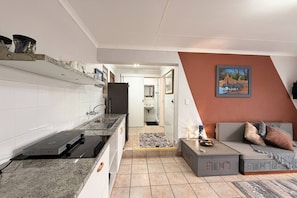 Kühlschrank, Mikrowelle, Herdplatte, Toaster