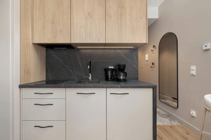 Wasserkocher mit Kaffee-/Teezubehör, Kühlschrank, Mikrowelle, Herdplatte