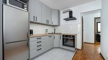 Frigorífico, microondas, horno y placa de cocina
