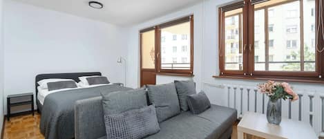 2 habitaciones, escritorio y tabla de planchar con plancha