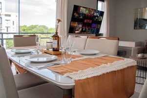 Apartamento, vista para a cidade | Opções para refeição