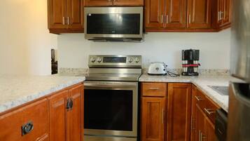 Coffee/tea maker, fridge, microwave, oven
