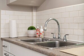 Coffee/tea maker, fridge, microwave, oven - Spacious Oasis 2 bed suite with private entrance (Calgary)