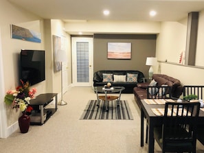 TV, fireplace - Spacious Oasis 2 bed suite with private entrance (Calgary)