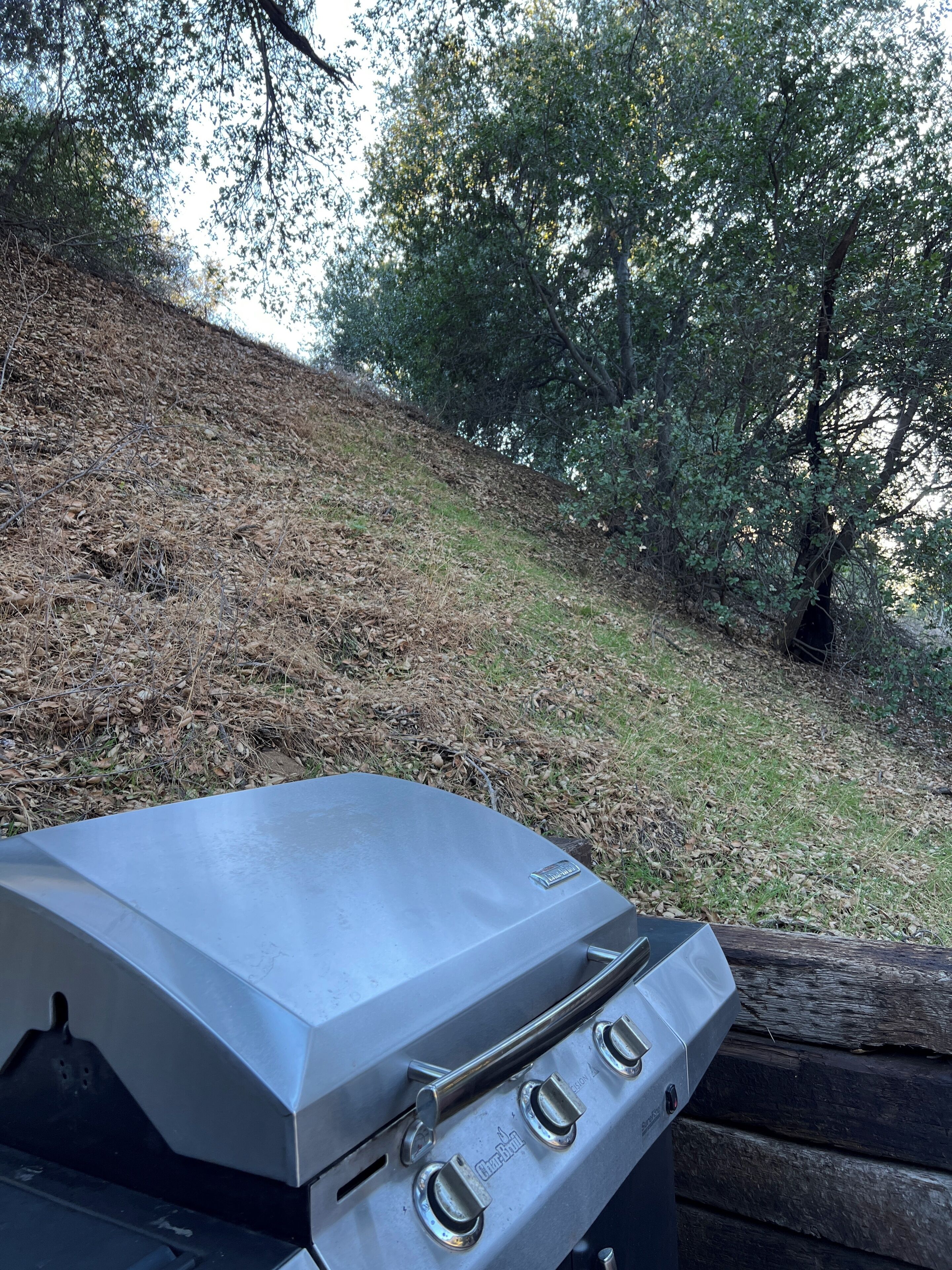 Un barbecue à gaz doté de quatre brûleurs, d’une finition en acier inoxydable et d’un bouton de contrôle.