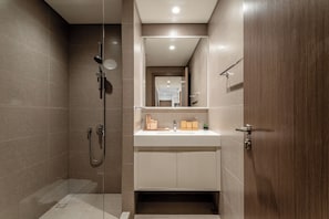 Apartemen Mewah, balkon, pemandangan kota | Kamar mandi | Sandal