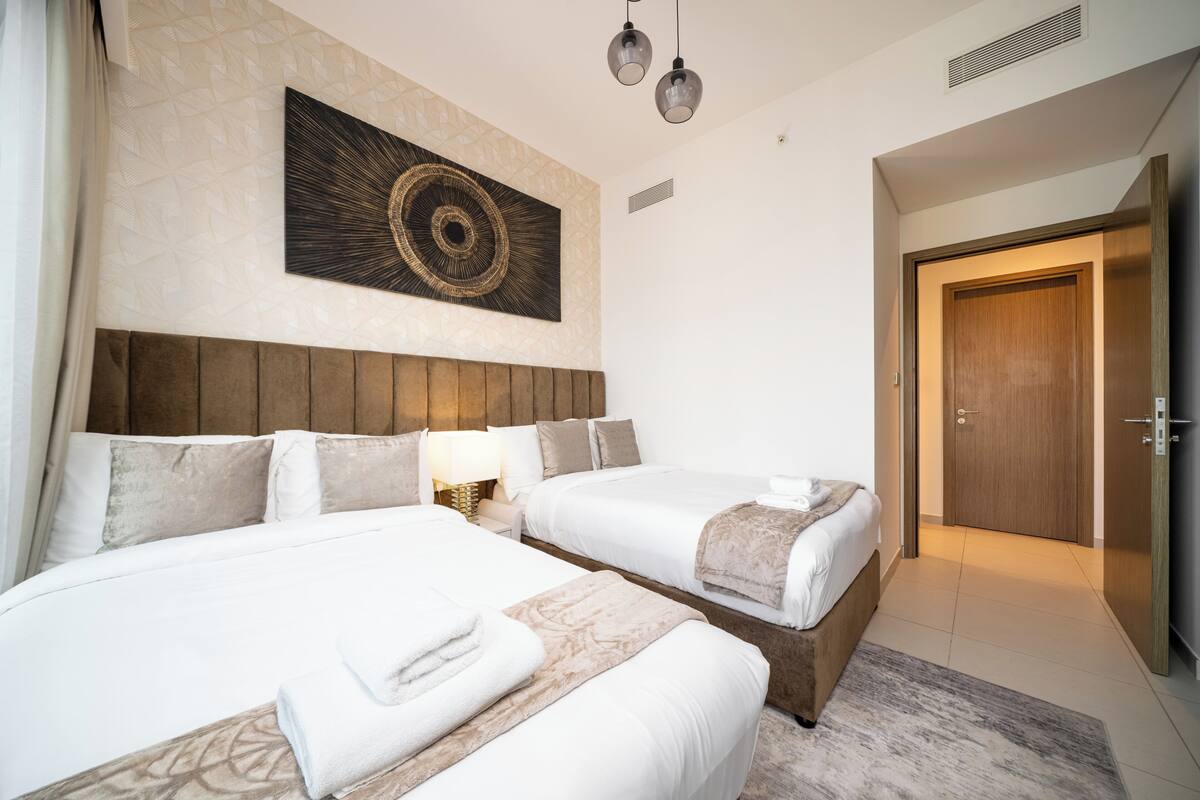 Appartamento Luxury, balcone, vista città | Una cassaforte in camera, tende oscuranti, ferro/asse da stiro