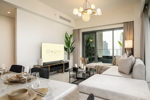 Apartemen Mewah, balkon, pemandangan kota | Area keluarga