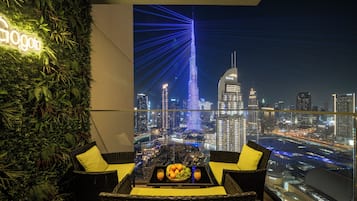 Luxury-Apartment, Balkon, Stadtblick | Unterkunftsgelände