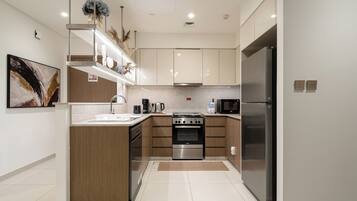 Luxury Apartment, Balcony, City View | Private kitchen