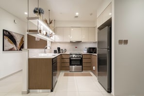 Apartemen Mewah, balkon, pemandangan kota | Dapur pribadi