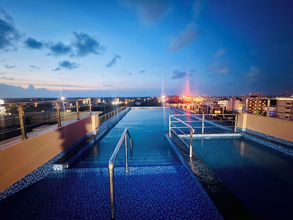 Outdoor pool - SKS BEACH HOTEL & SPA (Brahmagiri)