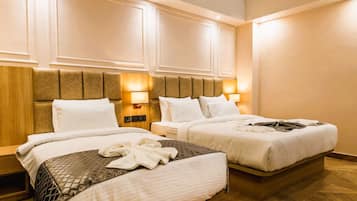Chambre triple supérieure, vue partielle sur la mer | Bureau, accès au Wi-Fi (inclus)