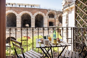 Outdoor dining - Verona Vista Arena, incredible! (Verona)