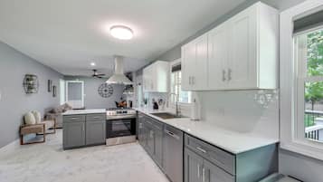 Coffee/tea maker, fridge, microwave, stovetop