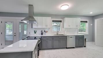 Coffee/tea maker, fridge, microwave, stovetop