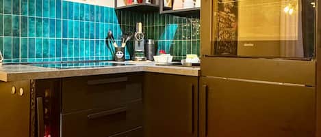 Coffee/tea maker, fridge, oven, stovetop
