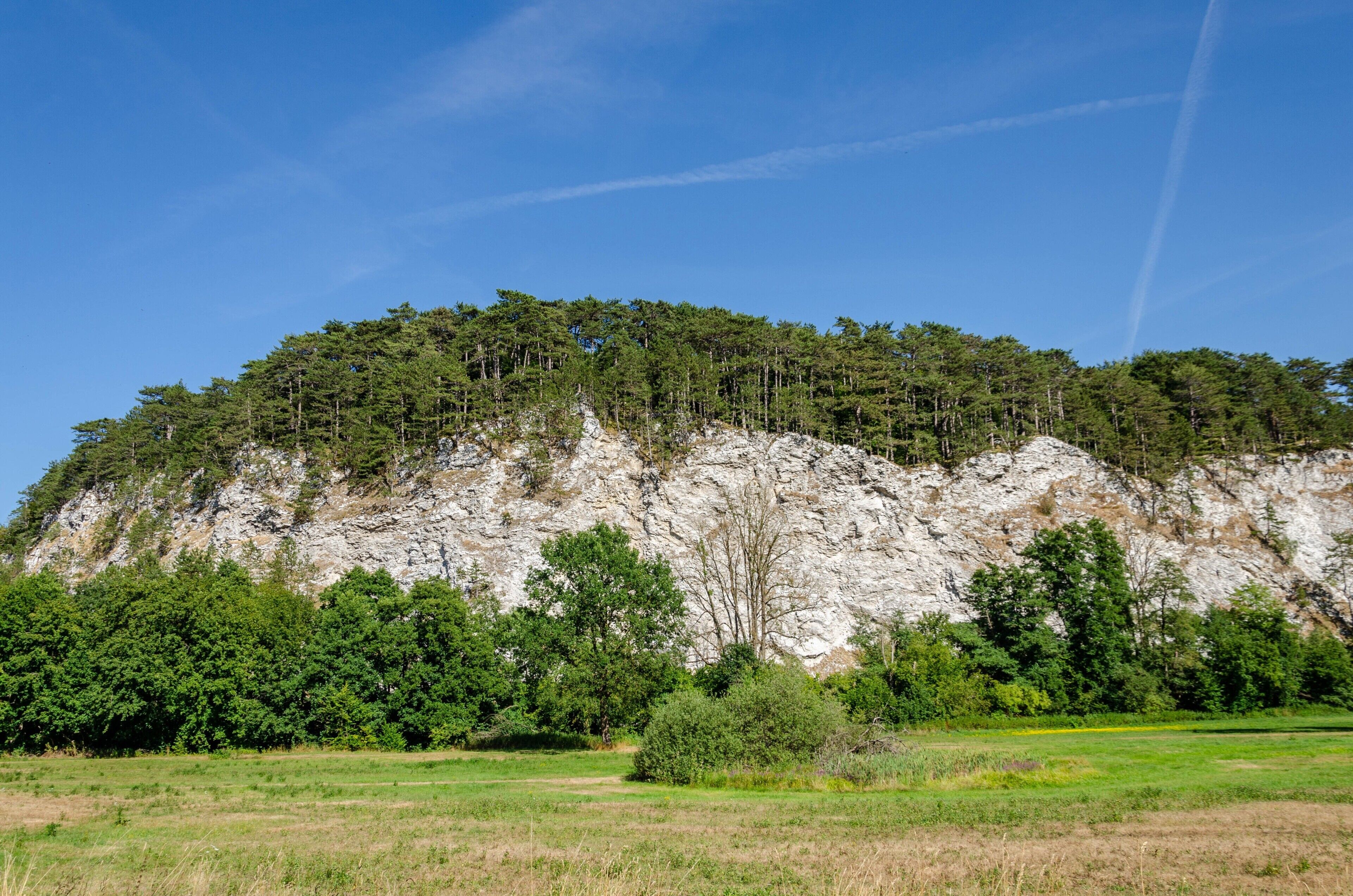 Un paysage montagneux sous un ciel dégagé.