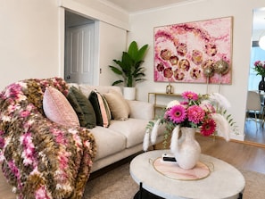 TV - Holiday House in Laverton Modern Comfort ,Walk to Train Station,Car Hire Option (Laverton)