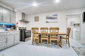 Kühlschrank, Mikrowelle, Herdplatte, Wasserkocher mit Kaffee-/Teezubehör