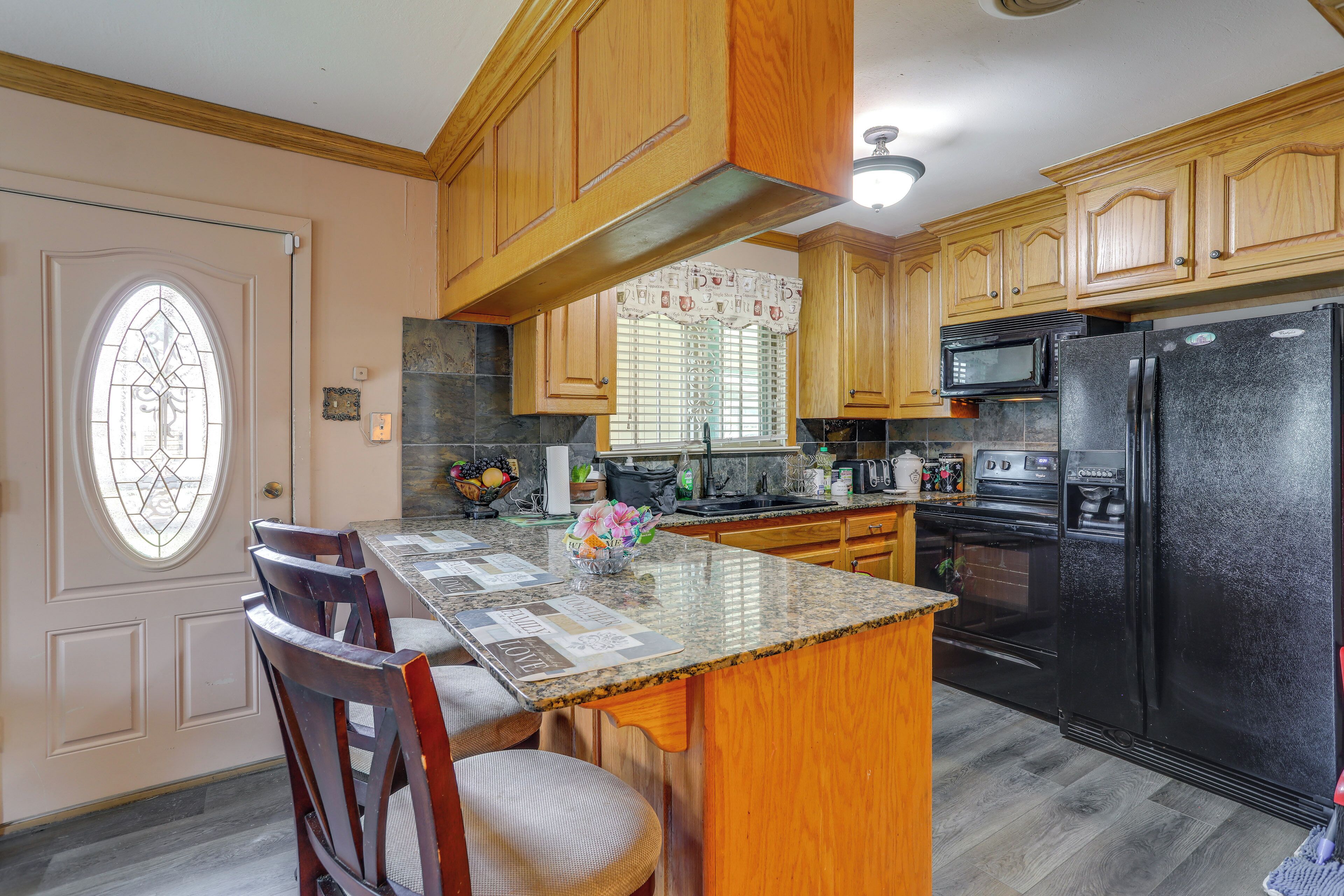 Coffee/tea maker, fridge, microwave, stovetop