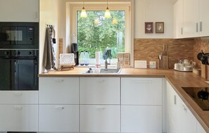Wasserkocher mit Kaffee-/Teezubehör, Kühlschrank, Mikrowelle, Herdplatte