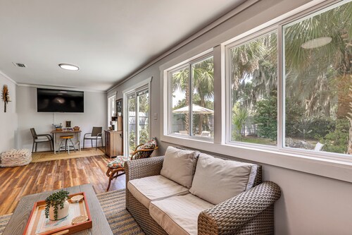 Palm Cottage: Walk to Darien Waterfront & Fort
