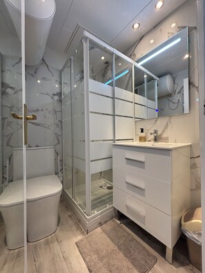 Haartrockner, Handtücher, Seife, Toilettenpapier