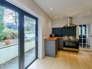 Dishwasher, high chair, cookware/dishes/utensils - 3 Bed in Barnstaple (oc-27524) (Bittadon)