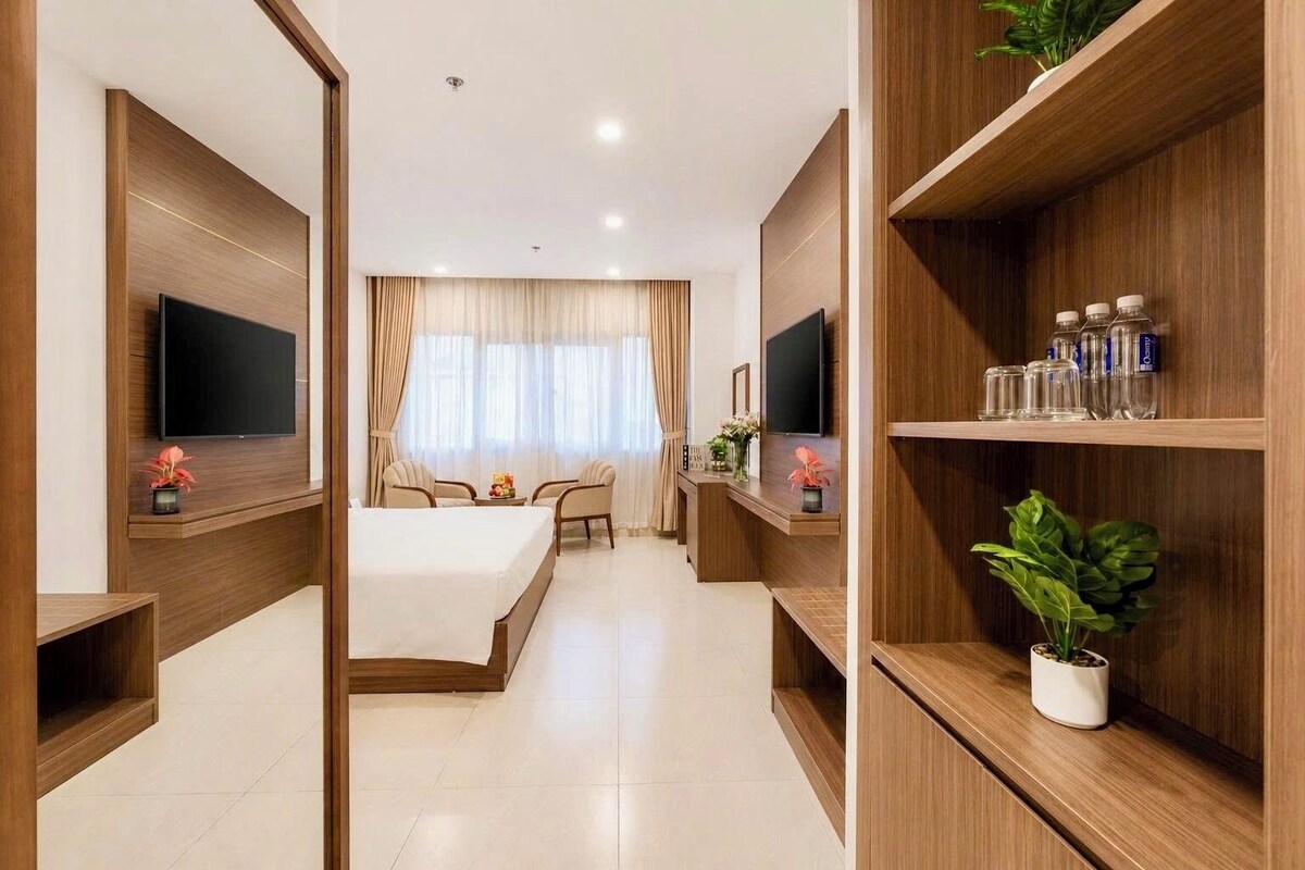 Deluxe Double or Twin Room, Garden View | Peti besi dalam bilik, meja, ruang kerja komputer riba 