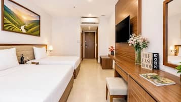 Habitación triple familiar, vista al jardín | Caja de seguridad en la habitación y escritorio