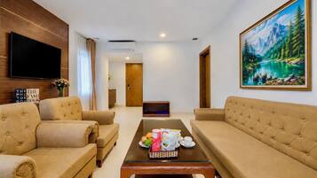 Suite Deluxe, vista al patio | Área de sala de estar