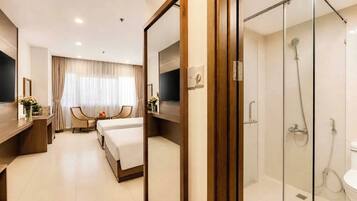 Habitación Deluxe con 1 cama matrimonial o 2 individuales, vista al jardín | Baño | Tina y regadera independientes y amenidades de baño gratuitas