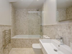 A bathroom with a shower, a bathtub, a toilet, and a sink. - 2 Bed in Cromer (oc-41917) (Crossdale Street)