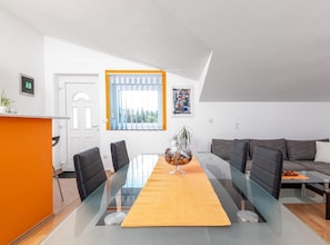 Apartment (Classic Two Bedroom Apartment with Te) | Esszimmer