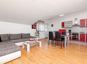 Apartment (Comfort Two Bedroom Apartment with Te) | Wohnzimmer | 32-Zoll-Flachbildfernseher mit Satellitenempfang