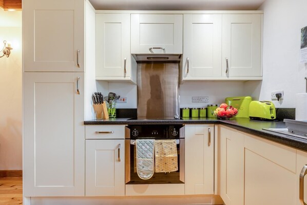 Oven, dishwasher, highchair, cookware/dishes/utensils - 1 Bed in Bude (oc-53031) (Kilkhampton)