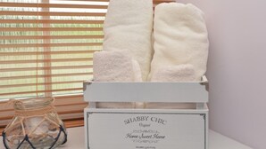 A white box with the text 'SHABBY CHIC Original Home Sweet Home SHABBY COUTURE 1871' and three white towels inside. - 1 Bed in Kelso (oc-52538) (Morebattle)