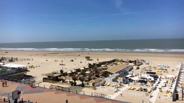 Un hotel frente a la playa con terraza, acceso directo a la playa y vistas al océano.
