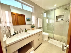 Shower, hair dryer, towels, soap - Luxury Escalon Hideaway (San Salvador)