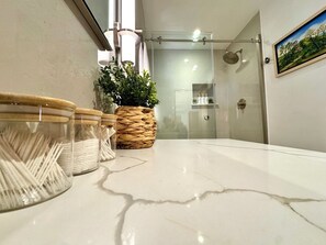 Shower, hair dryer, towels, soap - Luxury Escalon Hideaway (San Salvador)