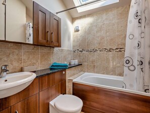 A bathroom with a sink, toilet, and bathtub. - 2 Bed in Blakeney (oc-54765) (Awre)