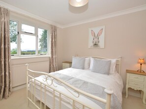Iron/ironing board, travel cot, free WiFi, bed sheets - 3 Bed in Matlock (oc-57013) (Paddocks)