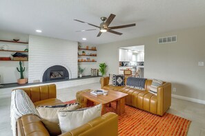 Living area - Chic 5BR, Yard, Mtn Views, Games 4 fun Family time (Albuquerque)