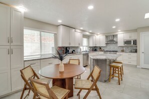 Private kitchen - Chic 5BR, Yard, Mtn Views, Games 4 fun Family time (Albuquerque)