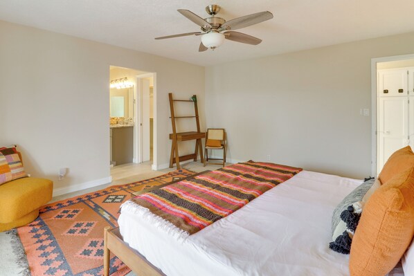 Room - Chic 5BR, Yard, Mtn Views, Games 4 fun Family time (Albuquerque)