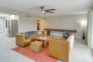 Living area - Chic 5BR, Yard, Mtn Views, Games 4 fun Family time (Albuquerque)