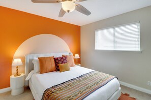 Room - Chic 5BR, Yard, Mtn Views, Games 4 fun Family time (Albuquerque)
